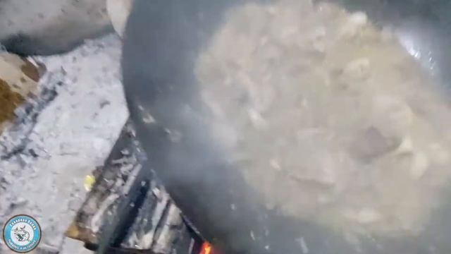 Готовим РЫБЬИ ПОТРОХА в ВОКЕ на костре. РЫБАЦКАЯ кухня. Сковорода WOK. смотреть онлайн