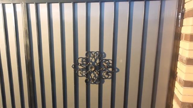 Сварной забор, калитка и ворота с элементами ковки и обшивкой поликарбонатом смотреть онлайн