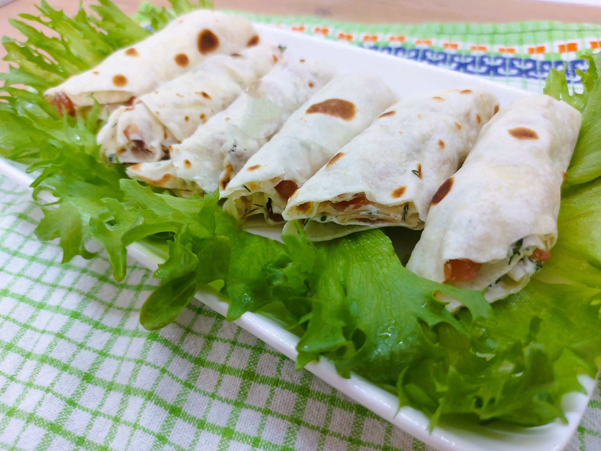 Красная рыба. Как вкусно посолить. Рецепт рулетиков с лавашом