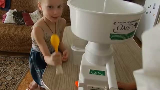 Сепарируем молоко в деревне на сливкоотделителе ОМЬ-3 смотреть онлайн