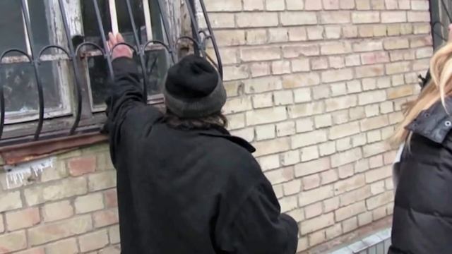 Не многие хотели бы жить в такой квартире, но он был на седьмом небе от счастья! И вот почему… смотреть онлайн