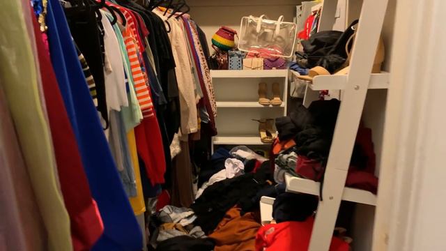 Moving and GUTTING My Closet! It's Empty Now! | ft. Poshmark смотреть онлайн