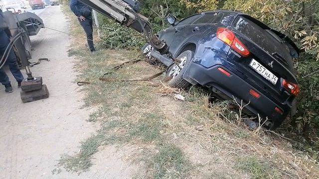 Работа манипулятором. Вытаскиваем машину которая свалилась в кювет. 8 937 536 30 36 смотреть онлайн