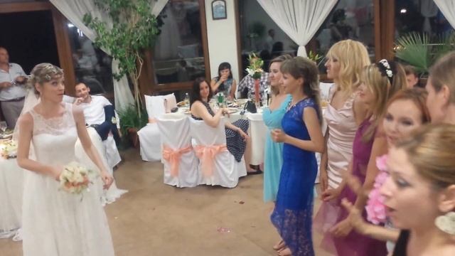 Невеста кидает букет - Свадьба в Созополе смотреть онлайн
