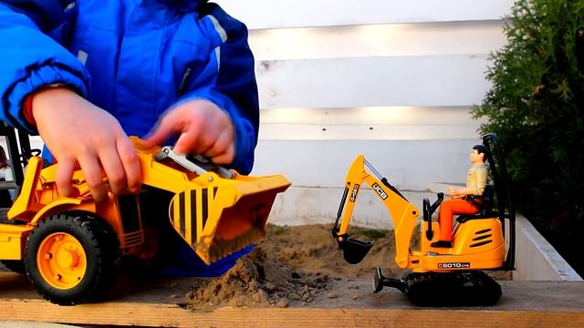 Экскаватор Bruder JCB 8010 CTS и другие машинки БРУДЕР | Toys 2 Boys смотреть онлайн