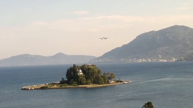 Самолет садится в аэропорт Корфу (Керкира) над кафе Канони, в городе Керкира, июль 2013 смотреть онлайн