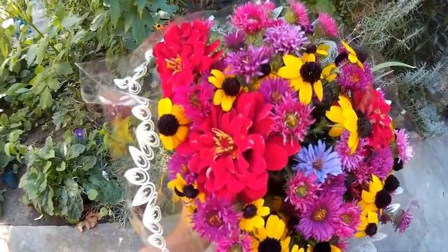 Очаровательный букет с разными цветами смотреть онлайн