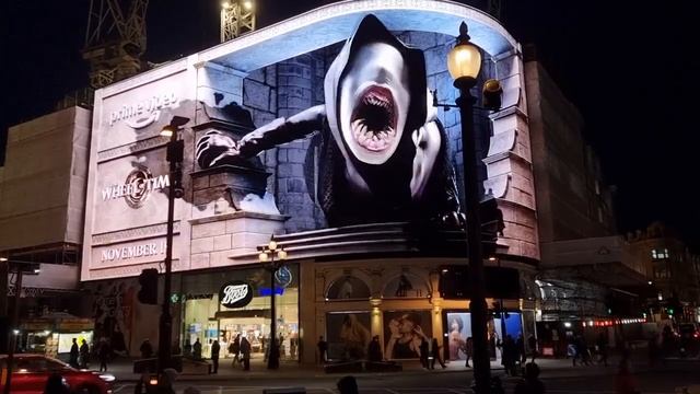 Scary London 3D advert at Piccadilly Circus смотреть онлайн