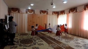 танец - упражнение с цветными полотнами