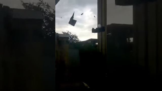 Ураган в Москве сорвал крышу многоэтажки 29.05.17 смотреть онлайн