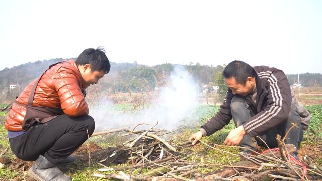 10個大羊腰子，哥倆田裡挖個坑開始烤，忙活三小時，這味道太誘人了！ 【鐵鍋視頻】 смотреть онлайн