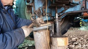 Легко выбиваем втулки оси навески МТЗ.