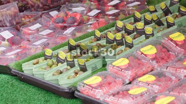 Kiwi Berries, Raspberries And Other Fruit On Fruit Stall In Nottingham, UK смотреть онлайн