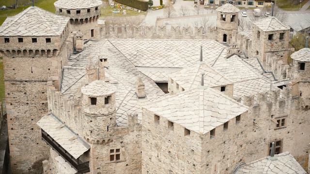Travel Italy: Fénis Castle (Fenis) Aosta Valley. 4K Drone Aerial Video смотреть онлайн