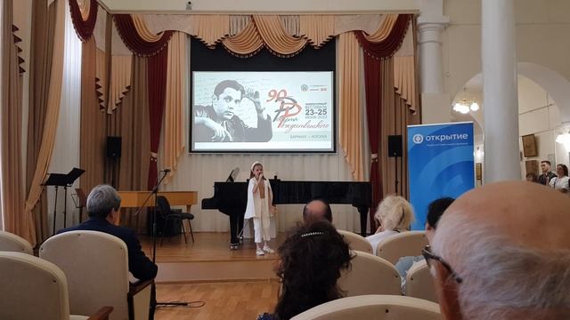 Человеческий голос на стихи Роберта Рождественского исполняет Кира Серова смотреть онлайн