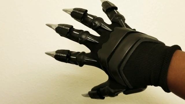 BLACK PANTHER GLOVES смотреть онлайн