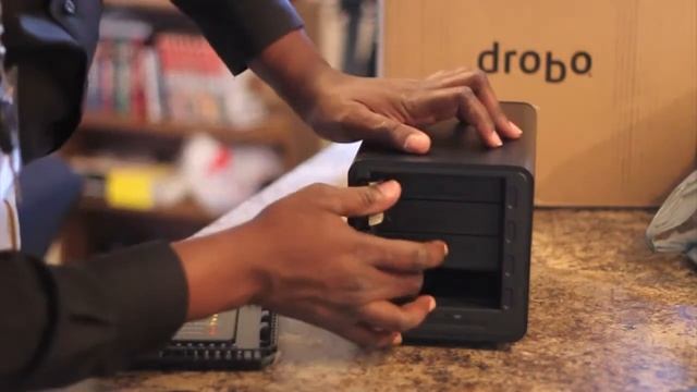 Drobo Unboxing смотреть онлайн