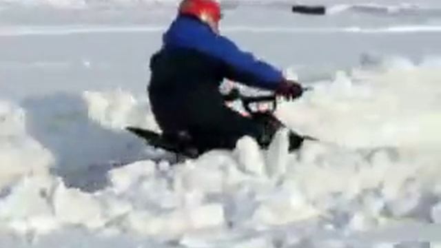 Дети катаются на квадроциклах по снежной трассе смотреть онлайн