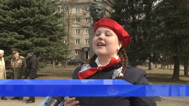 В День космонавтики в Смоленске у бюста Ю.А. Гагарина прошло мероприятие с участием юных гагаринцев смотреть онлайн