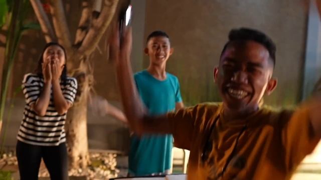 JANGAN SAMPAI SALAH DORONG BOX KARDUS DIKOLAM RENANG? ! NGAKAK! | Mikael Family смотреть онлайн