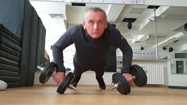 Отжимание на гантелях смотреть онлайн