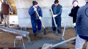 заливка бетона по маякам!самодельная лейка