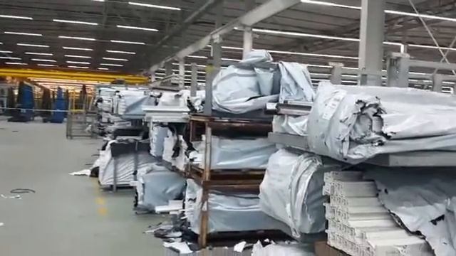 Процесс работы рабочего на фабрику окон ПВХ смотреть онлайн