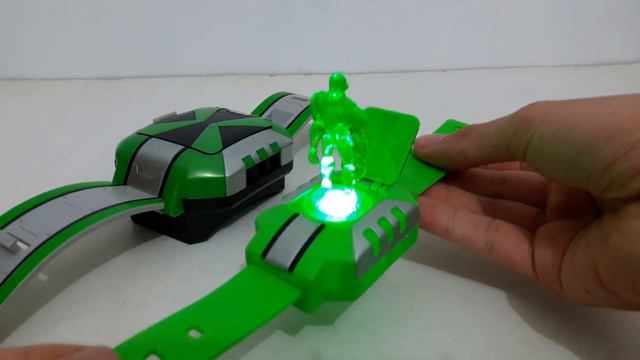 OMNITRIX ORIGINAL VS OMNITRIX FALSO - BEN 10 OMNIVERSE