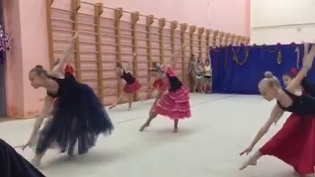 Зажигательный испанский танец на Новый год!? смотреть онлайн