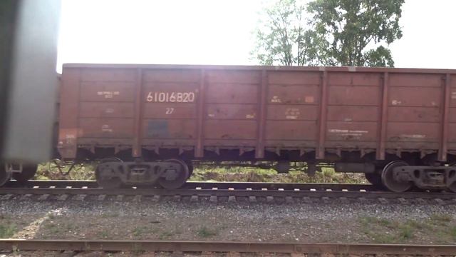 2ТЭ10М-0263 и ЧМЭ3-3468 с нечётным грузовым проезжают ст. Вазюк смотреть онлайн