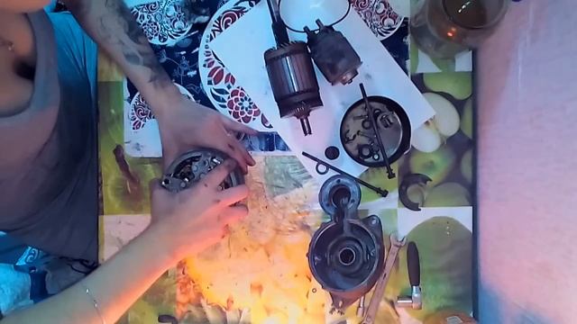 Девушка разбирает стартер на ВАЗ 2109. смотреть онлайн