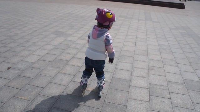 Милана на роликах 2 года 8 месяцев смотреть онлайн