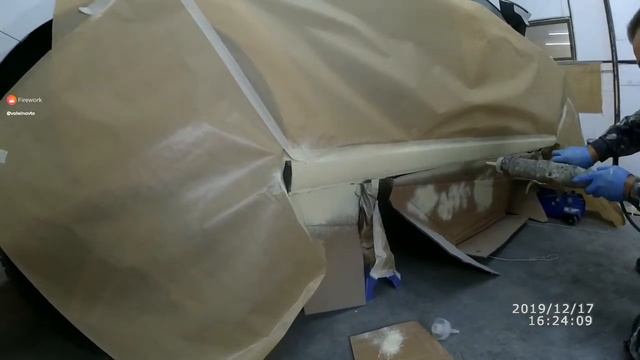 Нанесение герметика на порог автомобиля