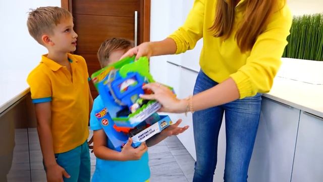 Влад и Никита играют с детскими машинками _ Hot Wheels City Слайм Челлендж