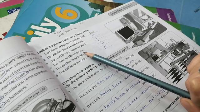 Sixth grade work book p 50/51 Raghad Alhanandeh смотреть онлайн