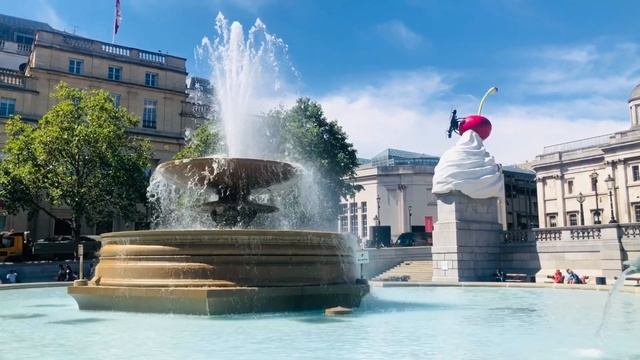 Trafalgar Square ! One of the famous tourist Attraction in central London. смотреть онлайн