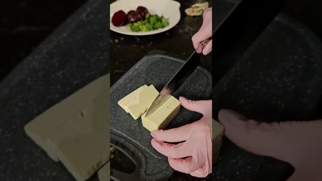 Легкий салат со свеклой с заправкой на основе меда