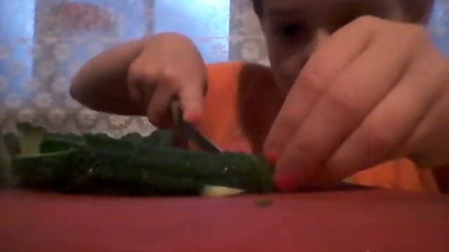 Что я делаю когда остаюсь дома одна/ Готовлю салат #2 смотреть онлайн