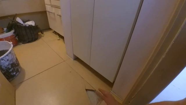 Почему трескается половая керамическая плитка. Ошибки при укладке. смотреть онлайн