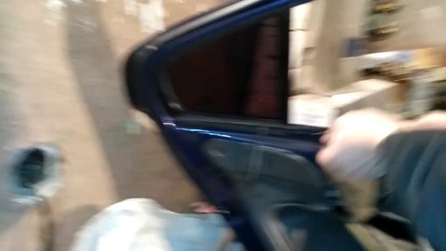 Как установить собрать поставить стекла задней двери VOLVO S60 montaz szyb drzwi tyl! смотреть онлайн