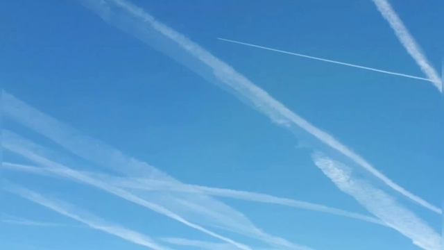 Почему самолет оставляет белый след? смотреть онлайн