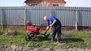 работа с плугом на мотоблоке Ока и Угра