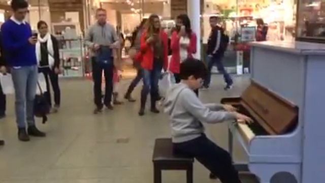 Vincenzo Francesco Chicco De Angelis "Frozen" St.Pancras London Free piano смотреть онлайн