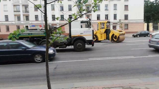 ДТП в Минске. Каток скатился с прицепа и наехал на автомобили смотреть онлайн