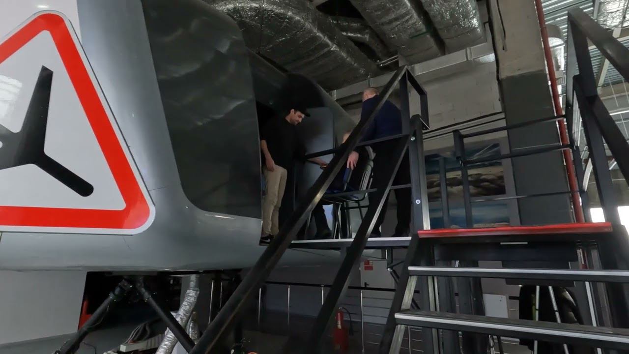 Инвалид колясочник Управляет самолетом Airbus 320 смотреть онлайн