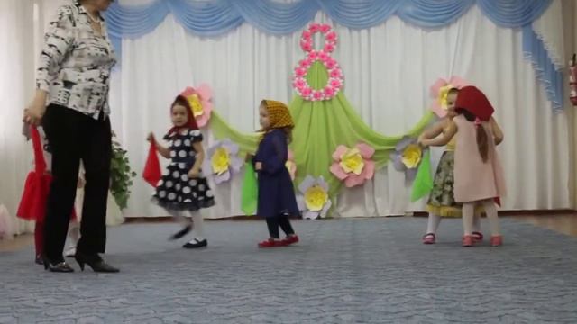 Танец Матрешек ( 2 младшая группа) смотреть онлайн