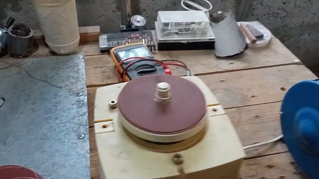 Станок для заточки Ножей и Сверл Своими Руками из старого моторчика | Самодельный наждак для Гаража смотреть онлайн