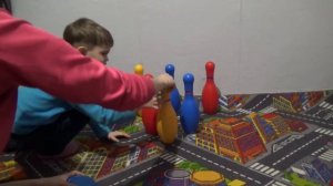 Играем в детский боулинг. Play in children bowling.