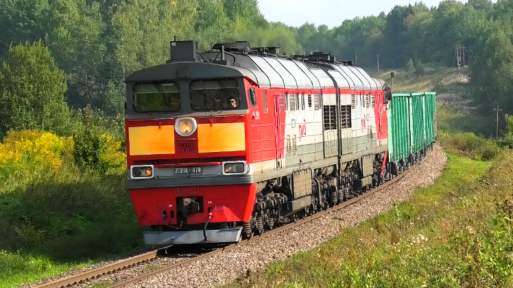 2ТЭ116-678 с грузовым поездом и приветливой бригадой смотреть онлайн