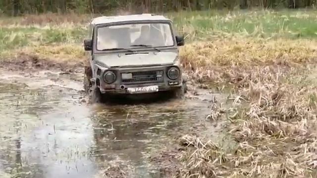 Луаз на колесах от квадроцикла ,задней блокировке в болоте смотреть онлайн
